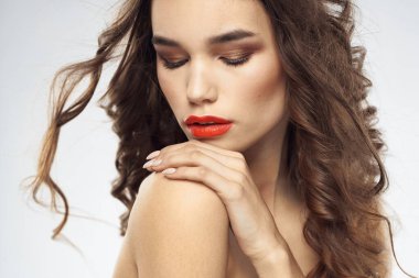 Kılıçlı, parlak makyajlı güzel bir kadın. Parlak bir arka planı var.