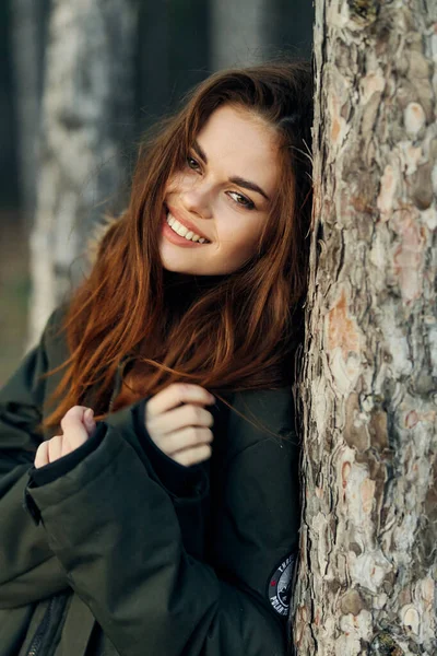 Güzel kadın gülümseyerek orman seyahatine çıkıyor. — Stok fotoğraf