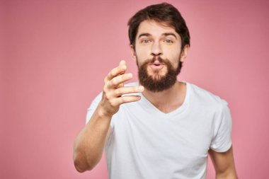 Sevimli sakallı adam beyaz tişört stüdyosu pembe izole arka plan