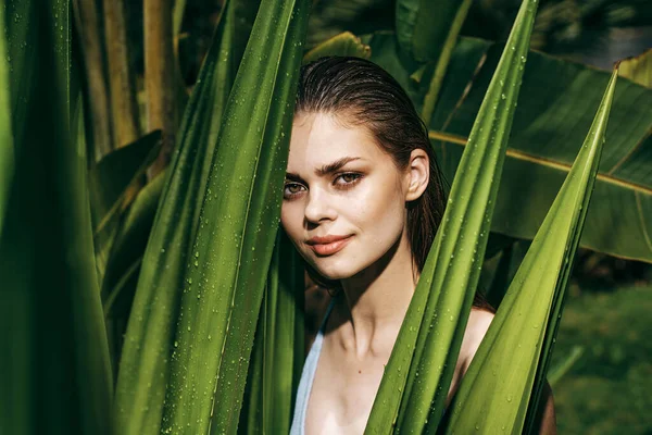 Žena na ostrově v blízkosti zelených listí krásná tvář — Stock fotografie