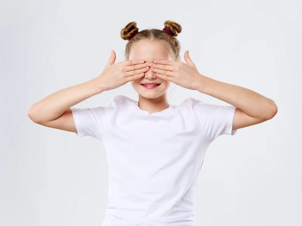 幸せな赤ちゃん女の子とともに閉じた目と髪型 — ストック写真