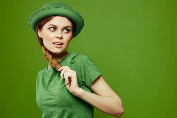 Heureux femme st patricks jour vert t-shirt chapeau trèfle vacances amusant — Photo
