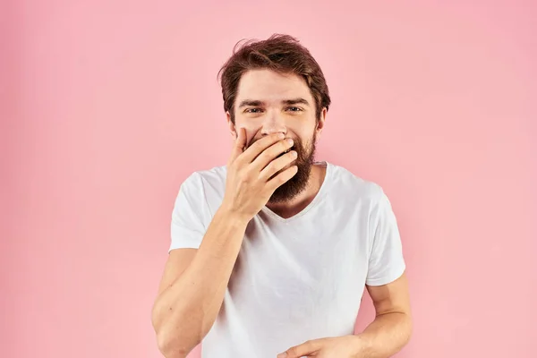 Чоловік у білій футболці жести з емоціями спосіб життя обрізаний вид рожевий фон — стокове фото