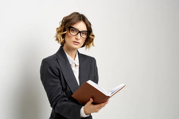 Obchodní žena v klasickém obleku s notebookem v ruce a brýlemi na tváři Kopírovat prostor — Stock fotografie
