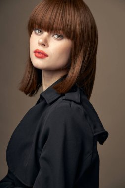 Fotoğraf stüdyosu güzel esmer Avrupalı görünümlü siyah ceket