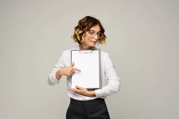 Geschäftsfrau im hellen Hemd und einem Ordner mit Dokumenten in der Hand — Stockfoto