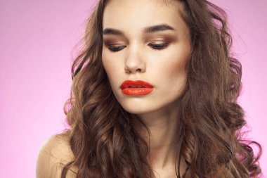 Kadın parlak makyaj kırmızı dudaklar çıplak omuzlar mor arka plan