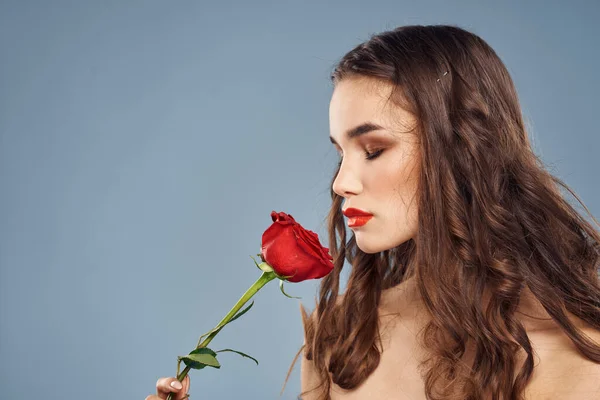 Nő egy rózsa a kezében meztelen vállak este smink piros ajkak — Stock Fotó