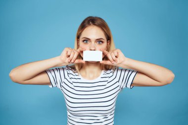 Kartvizit tutan kadın duyguları mavi arka planda kesilmiş.