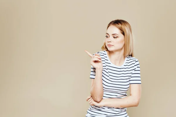 Fröhliche Frau gestreiftes T-Shirt Studio beige Hintergrund Lifestyle Emotionen — Stockfoto