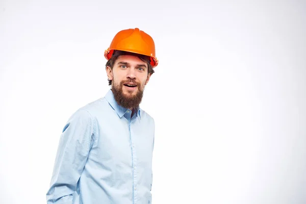 Turuncu şapkalı adam inşaat mühendisi profesyonel ışık arka planında çalışıyor. — Stok fotoğraf