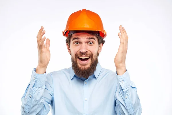 Alegre macho laranja chapéu duro segurança engenheiro de construção profissional — Fotografia de Stock