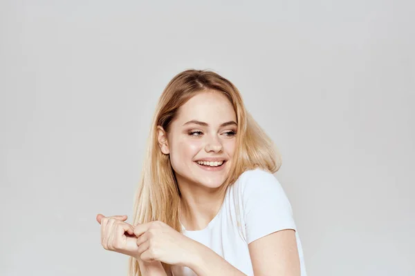 Bonito loira branco t-shirt gesto com as mãos estilo de vida luz fundo — Fotografia de Stock