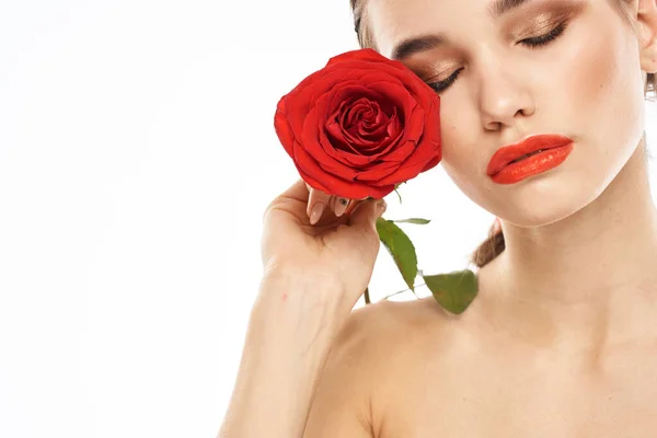Encantadora menina morena com maquiagem em seu rosto e uma rosa vermelha em sua mão — Fotografia de Stock