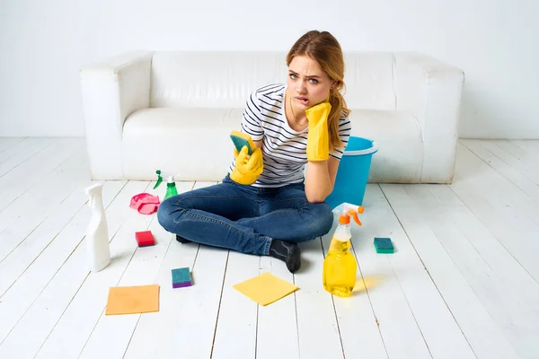 Pulizia signora a casa interna casalinga servizio di rendering detergente — Foto Stock