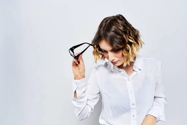 Mulher negócios finanças óculos trabalho escritório luz fundo retrato modelo — Fotografia de Stock