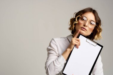 Gri arkaplan üzerine dosya klasörüne sahip iş kadını iş görüşünü kırptı