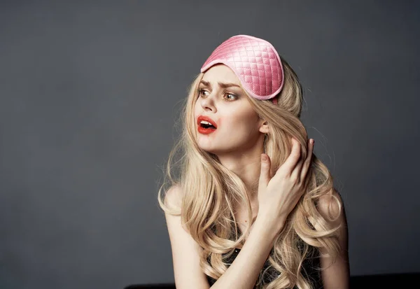 头戴粉色睡眠面罩的多愁善感的金发姑娘 — 图库照片