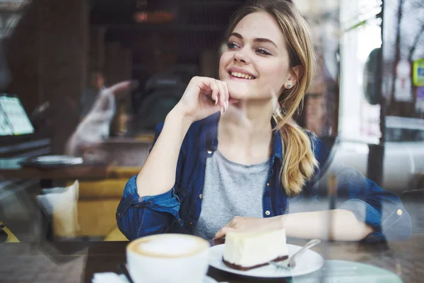 Mulher alegre xícara de café bolo estilo de vida lazer — Fotografia de Stock