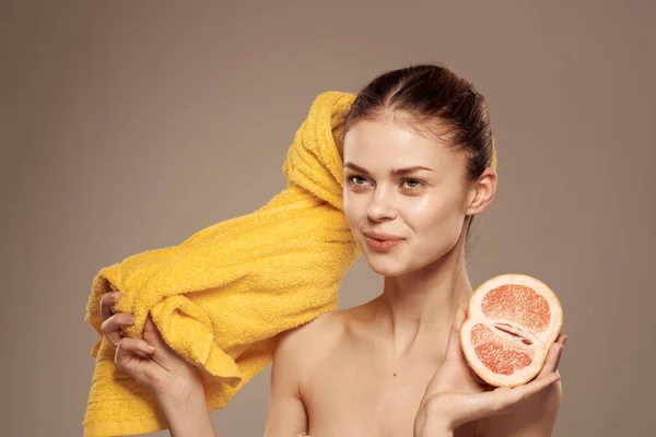 Donna con pompelmo in mano pelle pulita spalle nude spa trattamenti di salute — Foto Stock