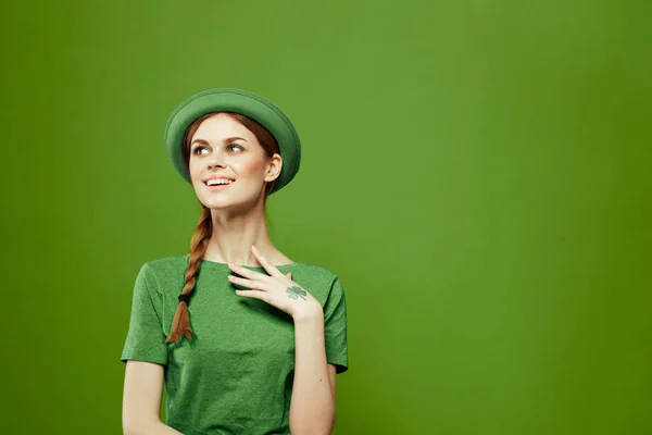 St patricks jour femme heureuse geste avec ses mains chapeau trèfle vacances amusant — Photo