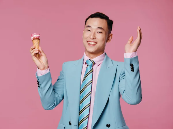 Hombre alegre en traje azul helado manos emociones estilo de vida rosa fondo —  Fotos de Stock