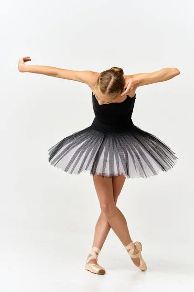 Balerina w szpiczastych butach i tutu taniec na odosobnionym tle — Zdjęcie stockowe