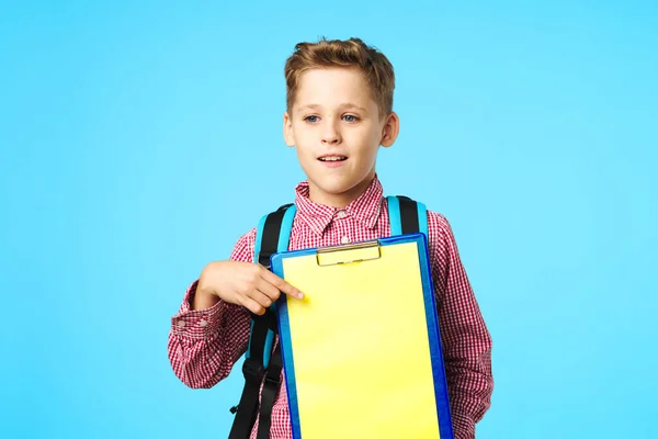 Vrolijke schooljongen rugzak leren blauw geïsoleerde achtergrond — Stockfoto