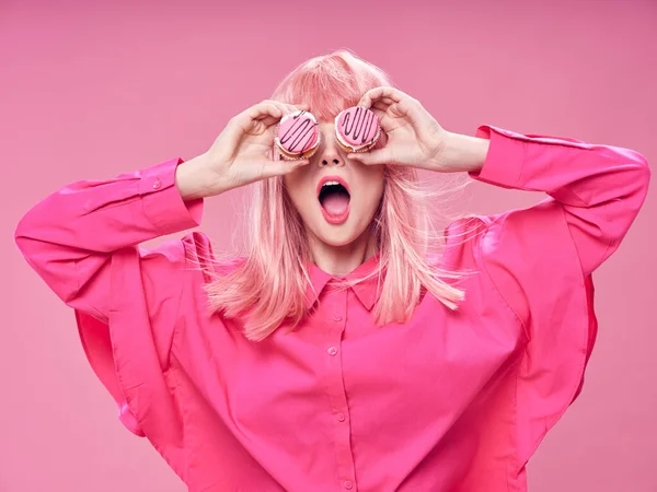 Donna con i capelli rosa brownie dolci godimento rosa — Foto Stock