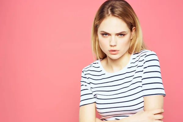 ブロンドストライプTシャツ感情ジェスチャー手不満顔の表情ピンクの背景 — ストック写真