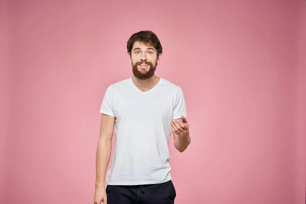 Søte skjeggete menn Hvit T-skjorte studio rosa isolert bakgrunn – stockfoto