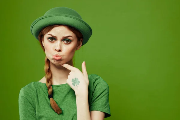 St patricks giorno felice donna verde t-shirt cappello trifoglio vacanze divertimento — Foto Stock