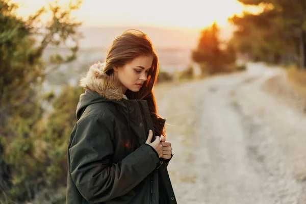 Mujer bonita en chaqueta caliente en la naturaleza aire fresco viaje sol —  Fotos de Stock