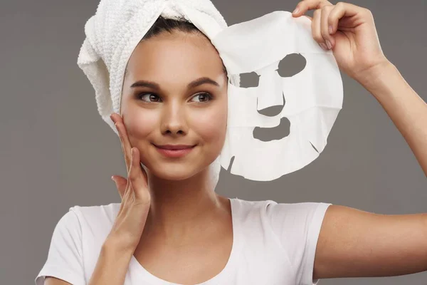 Žena s maskou na tváři čisté péče o pleť hydratační — Stock fotografie