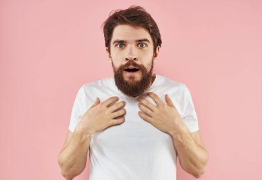 Suratın yanında el ele tutuşan şaşkın adam duygular pembe arka plan kırpılmış manzara