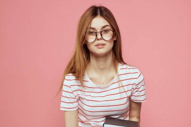 Pembe arka plan gözlüklü genç kız öğrenci yüz eğitimi enstitüsünde kırpılmış görüş