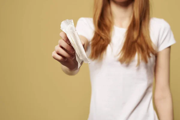 Lány pad bézs háttér menstruáció kritikus napok vágott kilátás fehér póló — Stock Fotó