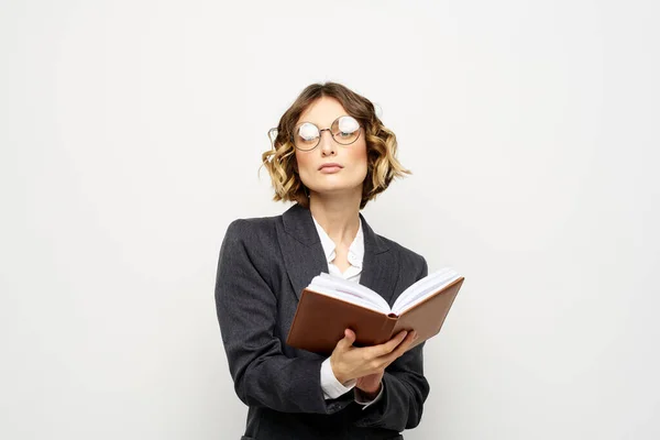 El fenerindeki kitapla çalışan kadın klasik takım elbiseli gözlüklü kafa. — Stok fotoğraf