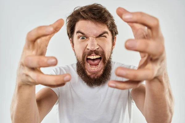 髭を生やした感情的な男が手を差し伸べるスタジオの攻撃性で — ストック写真