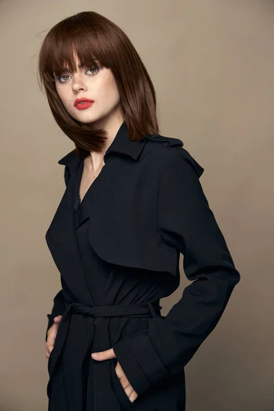 Atractivo abrigo oscuro mujer atractivo aspecto regocijo estudio —  Fotos de Stock