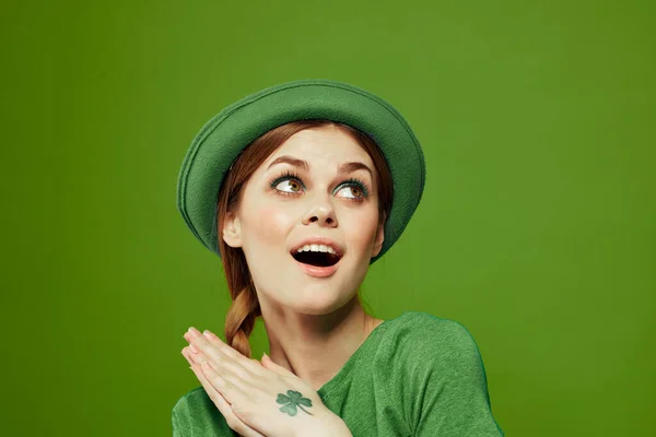 녹색 티셔츠 모자를 쓰고 휴일을 즐기는 행복 한 여성 순찰 — 스톡 사진