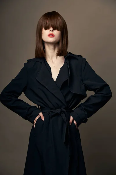 Mulher bonita aparência europeia terno outerwear Isolado — Fotografia de Stock