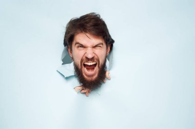 Çığlık atan sakallı adam duvarın arkasından bakıyor. Duygular işe yarıyor.