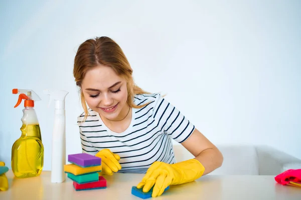 La señora de la limpieza se sienta en la mesa de lavado de suministros de limpieza servicio de trabajo — Foto de Stock