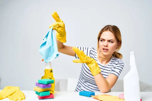 Mujer sosteniendo un trapo detergente de limpieza suministros interior de las tareas domésticas — Foto de Stock