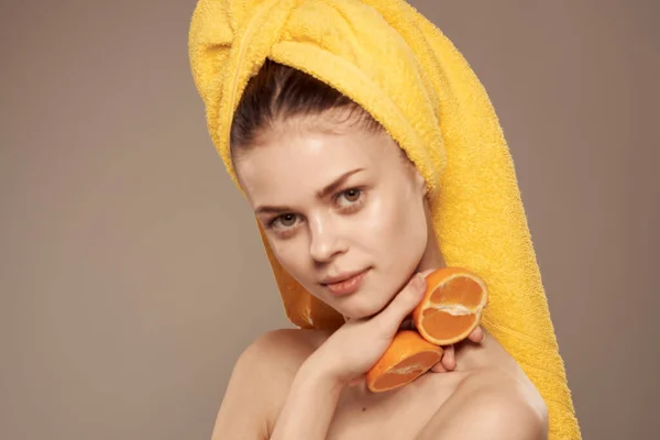 Schöne Frau mit gelbem Handtuch auf dem Kopf Orangen saubere Haut abgeschnitten Ansicht — Stockfoto