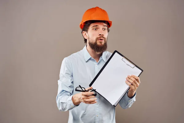 Alegre ingeniero masculino naranja duro trabajo de construcción profesional sombrero — Foto de Stock