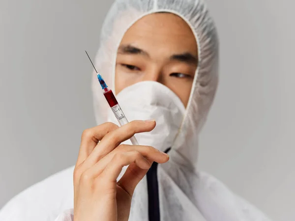 Чоловічий лаборант захисний одяг вакцина розробка медицини — стокове фото