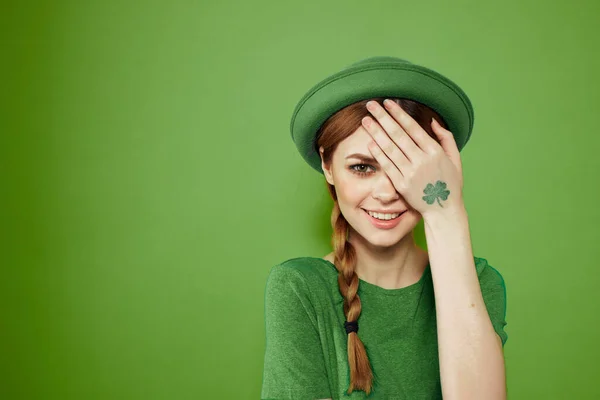 St. Patricks dia menina em roupas verdes e um chapéu na cabeça — Fotografia de Stock