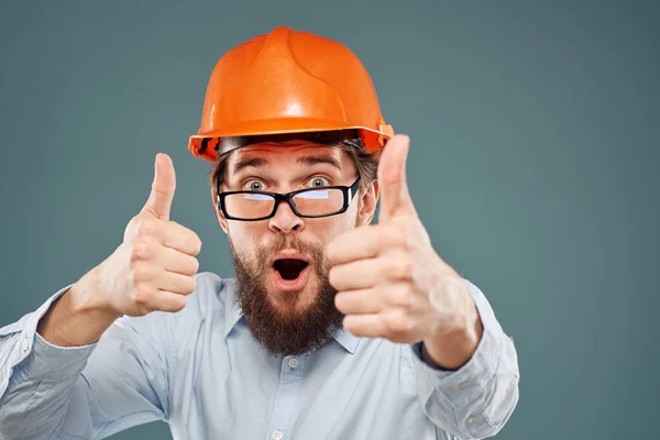Depois de usar óculos de camisa de capacete laranja gestos mão corte vista construção da indústria — Fotografia de Stock
